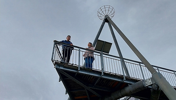Schüler und Betreuerin genießen die Aussicht auf dem Metall geflochtenen Aussichtsturm